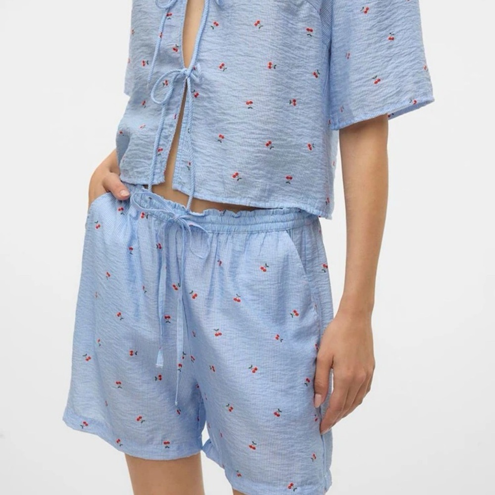 NWT Vero Moda Tie Waist Shorts – White Cherry Print – Size S - MSRP $48 - Picture 3 of 4
